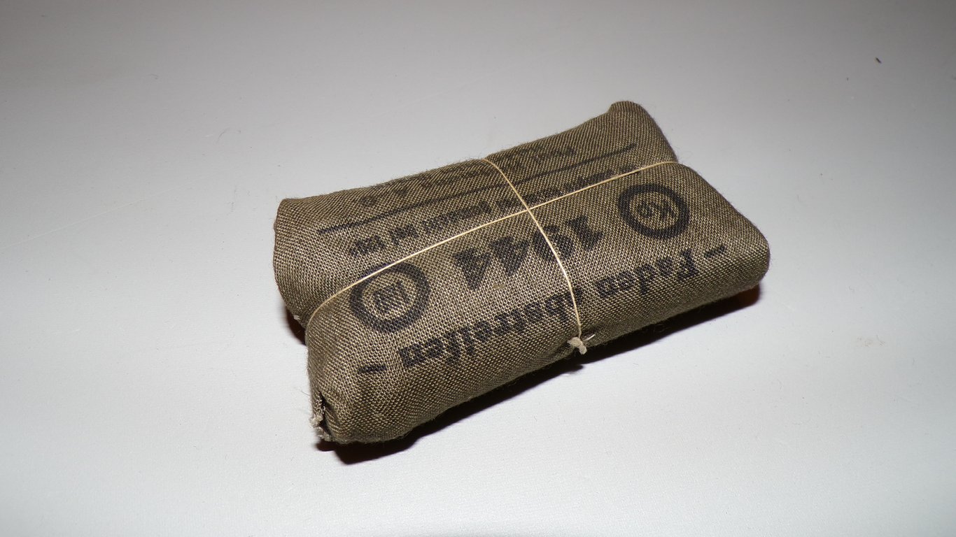 Verbandpäckchen (field dressing) 1944