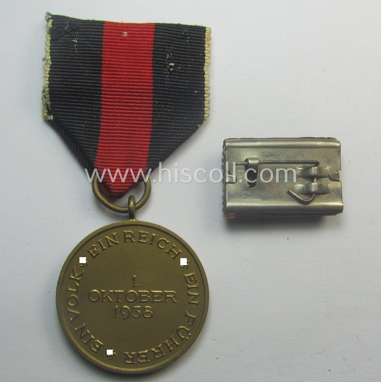 WH Czech-occupation- (ie. 'Anschluss'-) medal: '1. Oktober 1938' that comes with its period-attached 'PB-Spange' (and ribbon-bar) and that comes stored in its bordeaux-red-coloured- and/or non-maker-marked etui