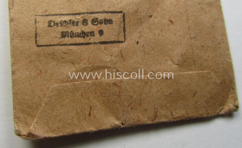 'Errinnerungsmedaille für die Spanischen Freiwilligen im Kampf gegen den Bolschevismus' being a (typical) non-maker-marked example by: 'Deschler & Sohn' in its 'Zellstoff'-based pouch
