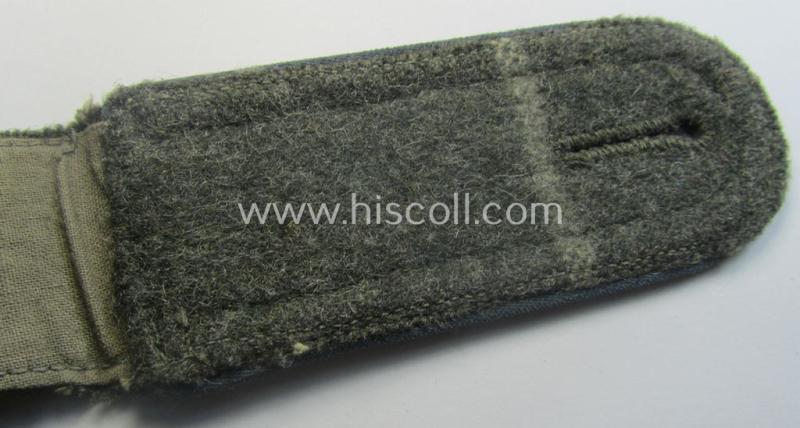 Single - I deem mid-war-period - so-called: 'M40 o. M43'-pattern, WH (Heeres) NCO-type shoulderstrap as piped in the light-blue-coloured branchcolour as was intended for usage by an: 'Uffz. der Nachschub-Trpn.'