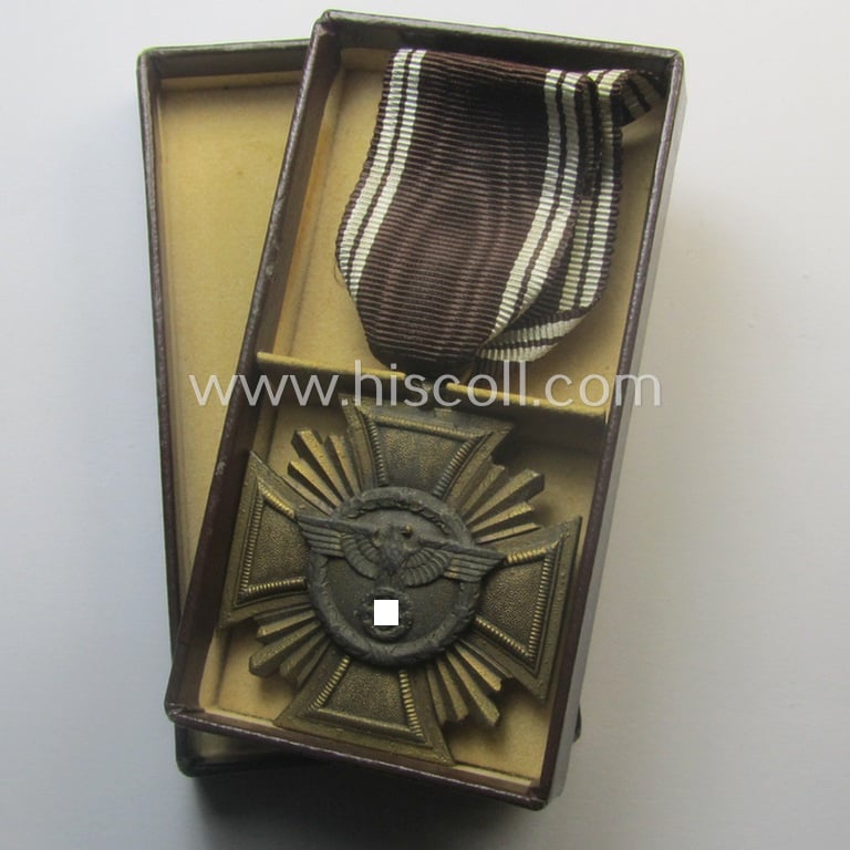'N.S.D.A.P. Dienstauszeichnung in Bronze' (ie. '3. Stufe für 10 Jahre t. D.') being a non-maker-marked example that comes stored in its typical two-pieced (and/or: 'RzM M1/52'-marked)  etui as issued
