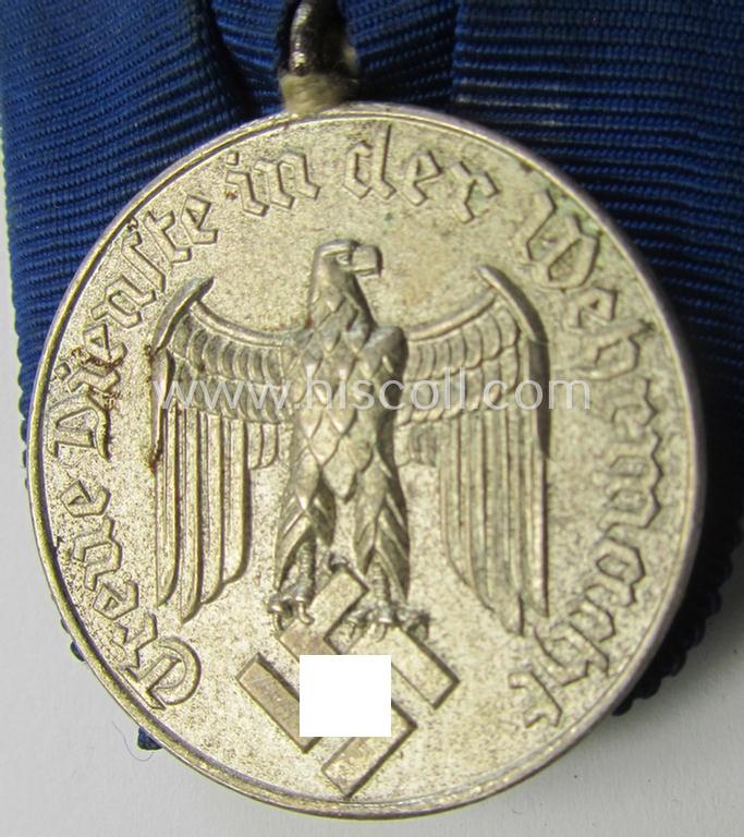Attractive, silver-toned WH (Heeres o. KM) so-called: 'Einzelspange' showing a: 'WH-Dienstauszeichnung 4. Stufe' (as was intended for 4 years of loyal-service) and that shows a detailed, Heeres o. KM-type-eagle-device, period-attached
