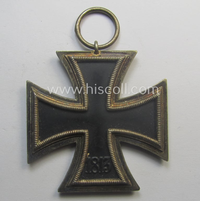 Superb - and very rarely found! - 'Eisernes Kreuz 2. Kl.' (ie. Iron Cross 2nd Class) being a maker- (ie. '75'-) marked example that comes stored in its period 'Zellstoff'-based pouch by the: 'Julius Maurer'-company