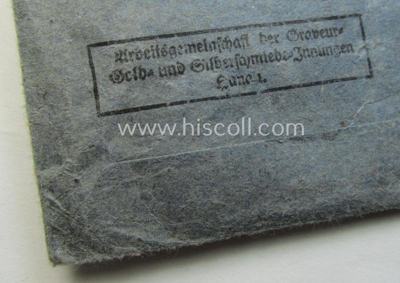 'Eisernes Kreuz 2. Kl.' being a maker- (ie. '25'-) marked example that comes stored in its period 'Zellstoff'-based pouch by the: 'AG der Graveur-, Gold- und Silberschmiede-Innungen'