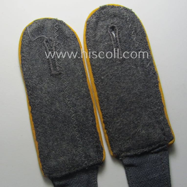Pair of WH (Luftwaffe) shoulderstraps as was executed in typical 'HBT'-type cloth and piped in the bright-yellow-coloured branchcolour as was intended for a: 'Soldat der Flieger- o. Fallschirmjäger-Trpn.'