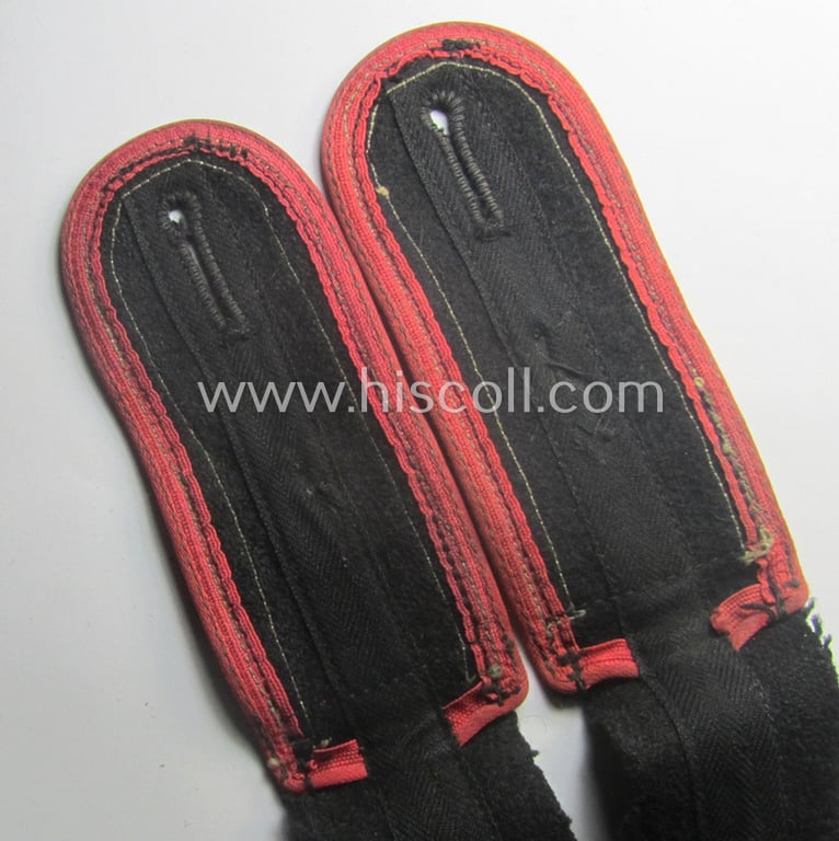 Fully matching, WH (Heeres) later-war period- (ie. 'simplified'- ie. 'M44'-pattern-) NCO-type shoulderstrap-pair (as was specifically intended to be used on the black-coloured, 'wrap-around'-styled Panzer-tunics: 'Uffz. der Panzer-Trpn.'