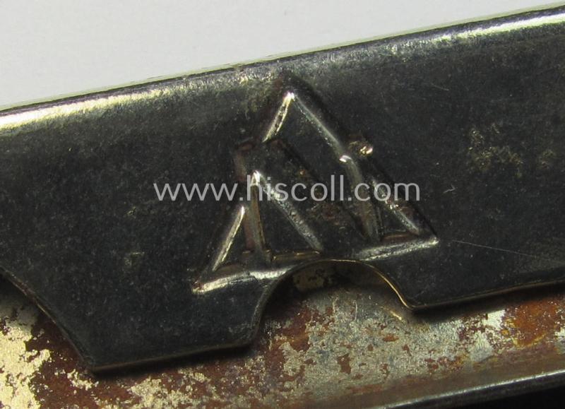 Attractive - and fairly unusually seen! - bright-silver-toned (ie. chromed metal-based) patriotic belt-buckle (ie. N.S.D.A.P.-supportive-piece) that shows a bronze-toned swastika surrounded by a pronounced rim