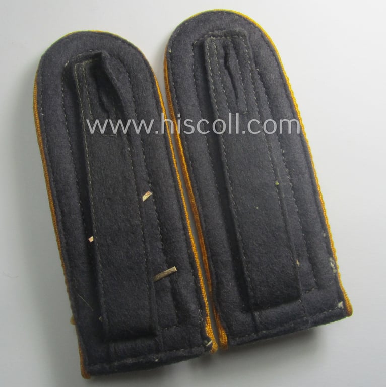 Neat - and/or fully matching! - pair of WH (Luftwaffe) 'privately-purchased' NCO-type shoulderstraps as piped in the golden-yellow branchcolour as was intended for an: 'Oberfeldwebel der Flieger- o. Fallschirmjäger-Trpn.'