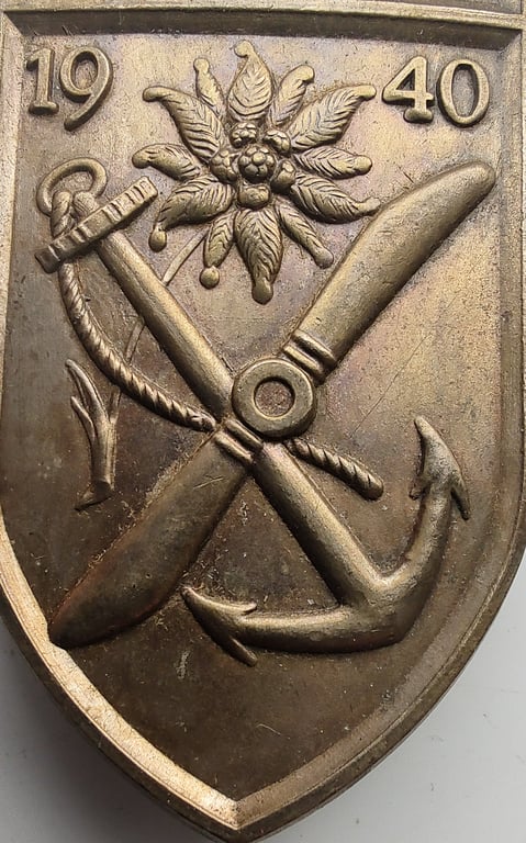WW2 Narvik shield in gilt for naval personnel