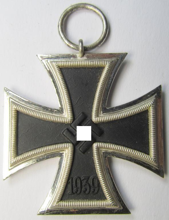 Superb, 'Eisernes Kreuz II. Klasse' (or: Iron Cross 2nd class) being a neatly maker- (ie. 'L/11'-) marked example as was produced by the maker: 'Wilh. Deumer' and that comes in its original (non-maker-marked) 'LDO'-type etui as issued