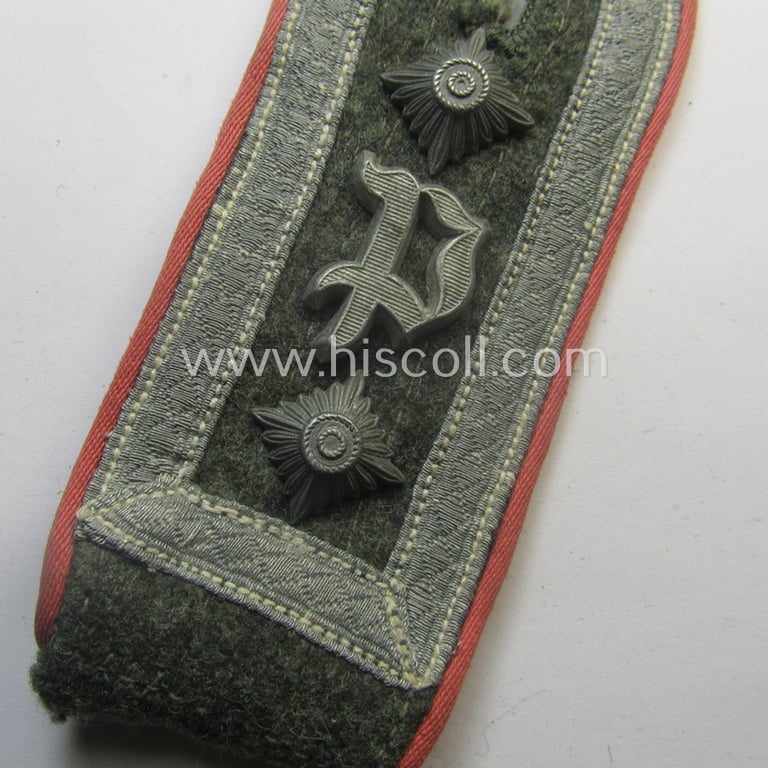 Single, later-war-period so-called: 'M44'-pattern, simplified WH (Heeres) 'cyphered' NCO-type shoulderstrap as piped in the pink-coloured branchcolour as intended for an: 'Oberfeldwebel eines Panzer-Jäger-Abtgs.'