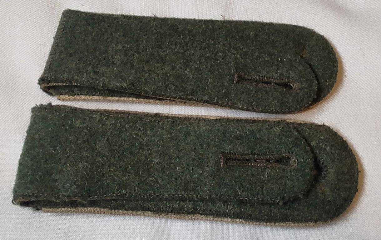 Pair of WH (Heeres) M40 or M41 pattern EM type slip on greatcoat shoulder straps
