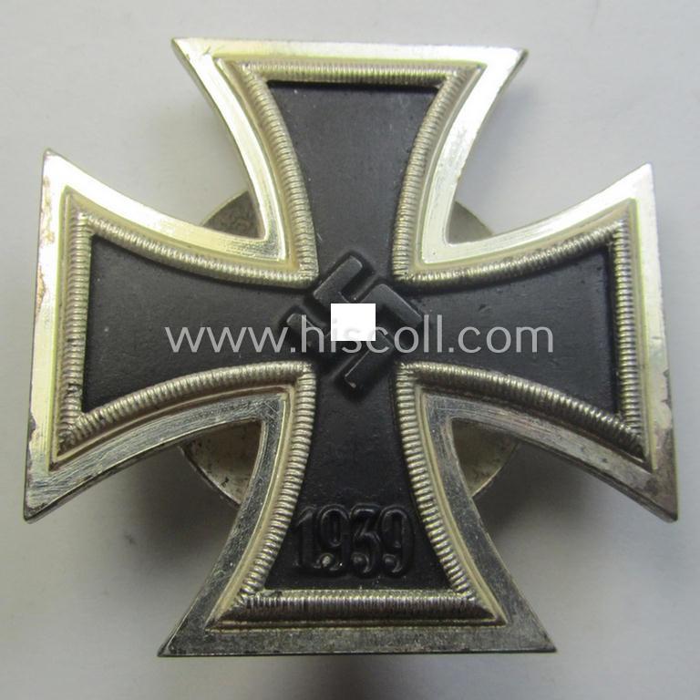 Superb - and minimally used! - 'EK 1. Kl.' (or: Iron Cross 1st class) as executed in the scarcely seen so-called: 'screw-back'-pattern being a typical non-maker-marked example as was (I deem) produced by the 'Hersteller': 'Wächtler u. Lange'