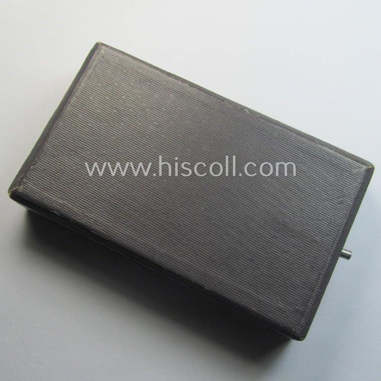 Attractive - and quite unusual! - WWI-period: 'Eisernes Kreuz II. Klasse' (or: iron cross second class) being a non-maker-marked example that comes stored in its luxuriously-styled, blue-coloured etui as issued and/or found