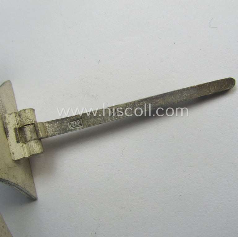 'Dual'-maker-marked, 'Eisernes Kreuz 1. Klasse' (ie. Iron Cross 1st class) being an (I deem) mid-war-period produced: 'L/52'- and/or: '20'- (ie. by 'C.F. Zimmermann'-marked-) example and that comes complete in its specific etui as issued