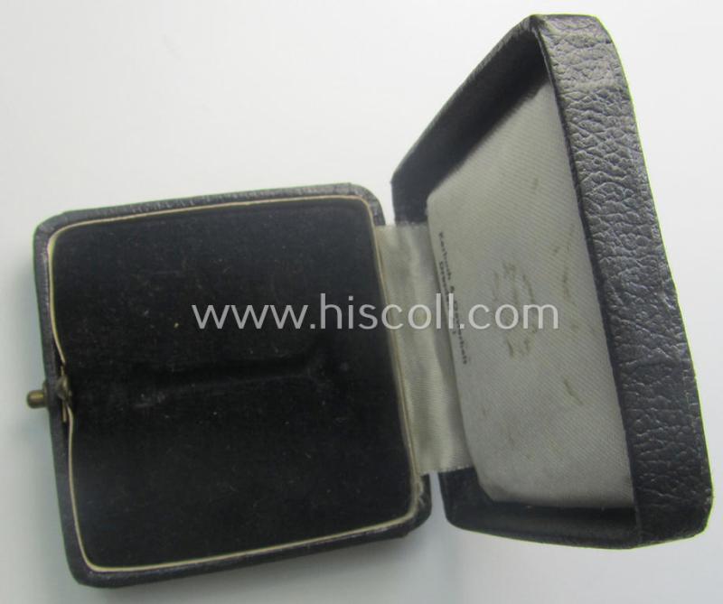 'Luxuriously'-styled - albeit empty! - etui being a maker- (ie. 'Kerbach & Oesterhelt'-) marked example as was specifically intended to store a: 'KvK 1. Kl. mit Schwertern'