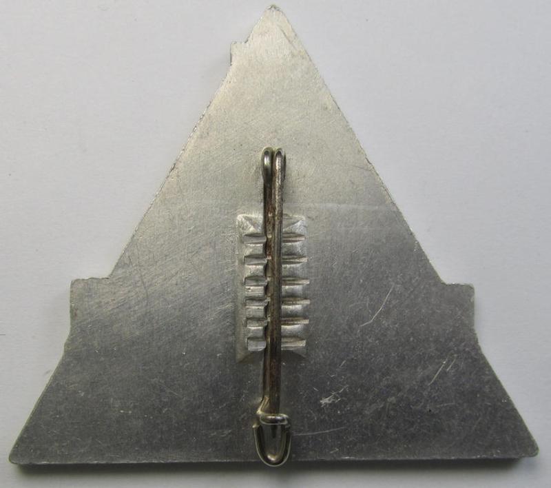 Dutch NSB-party-related: 'Hagespraak'-lapel-pin (ie. 'Veranstaltungsabzeichen' ie. tinnie) that is executed in silver-toned aluminium-based metal and that is depicting the text: '4e Hagespraak - 29 Mei 1939'