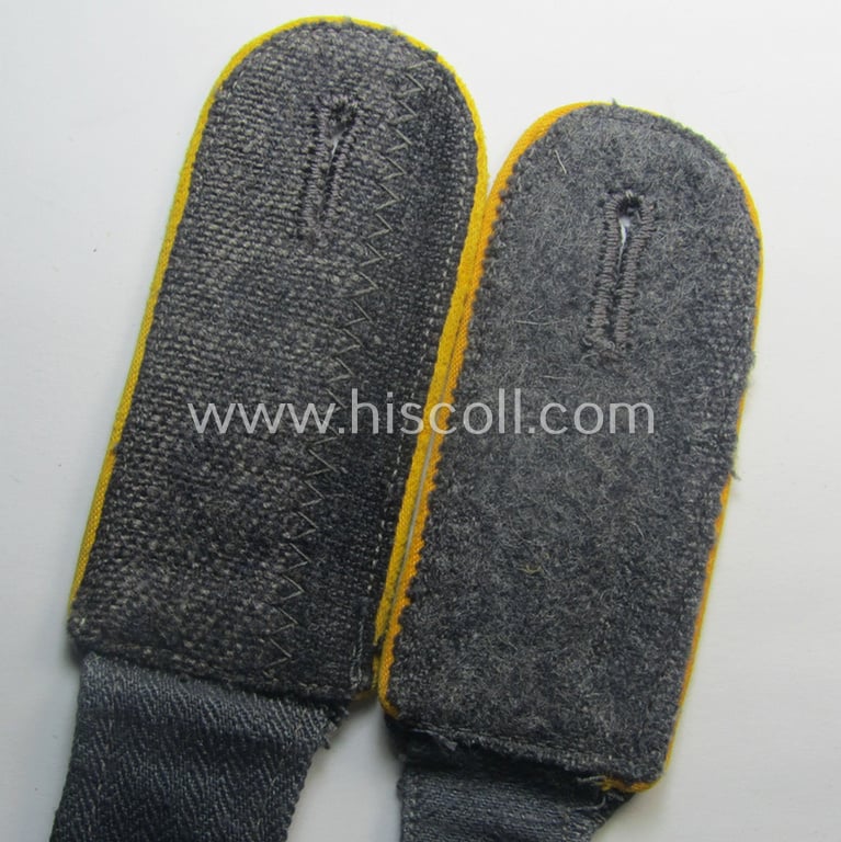 Pair of WH (Luftwaffe) shoulderstraps as was executed in typical 'HBT'-type cloth and piped in the bright-yellow-coloured branchcolour as was intended for a: 'Soldat der Flieger- o. Fallschirmjäger-Trpn.'