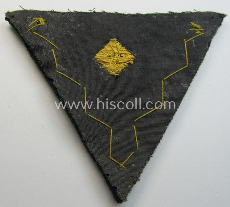 Neat - and not that often seen! - example of a 'standard-issue'-type, WH (Kriegsmarine) rank-chevron (or: 'Armwinkel') as was intended for usage on the various darker-blue-coloured naval tunics as was intended for an: 'Matrosen-Stabsgefreiter'