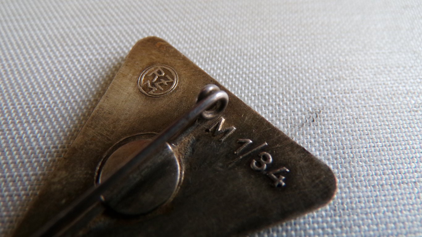 Deutsches Frauenwerk Badge – RZM M1/34