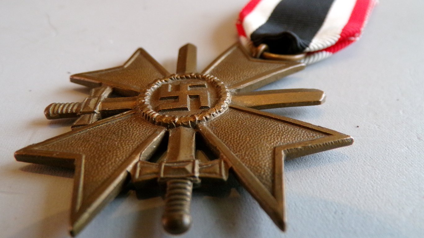 Kriegsverdienskreuz mit schwerten