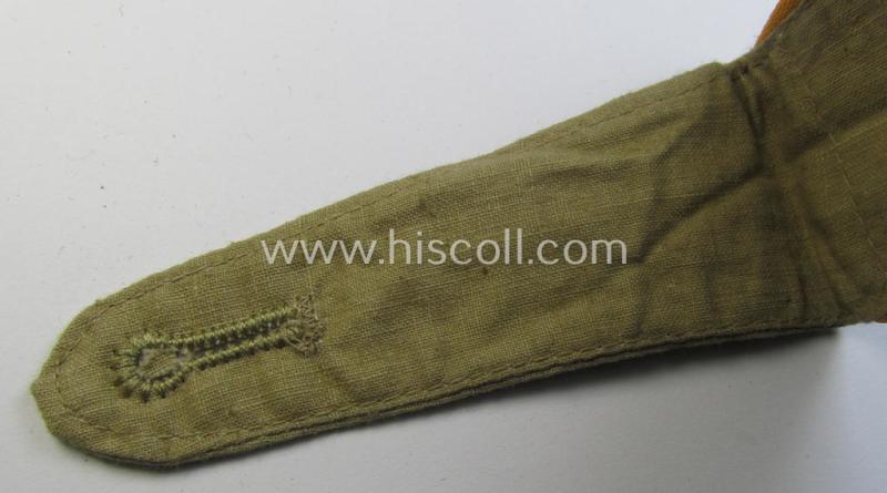 Single, WH (Luftwaffe) tropical-issued, EM-type-shoulderstrap as executed in beige-coloured linnen (as was specifically intended for usage on the tropical-shirts ie. tunics) as was intended for a: 'Soldat der Flieger- o. Fallschirmjäger-Truppen'