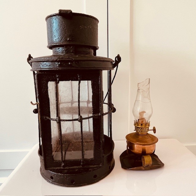 AUTHENTIC ORIGINAL EXAMPLE OF A 1918 WWI BRITISH TRENCH LANTERN.