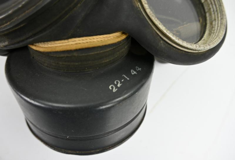 British WW2 Leightweight Gasmask in Carrying Bag
