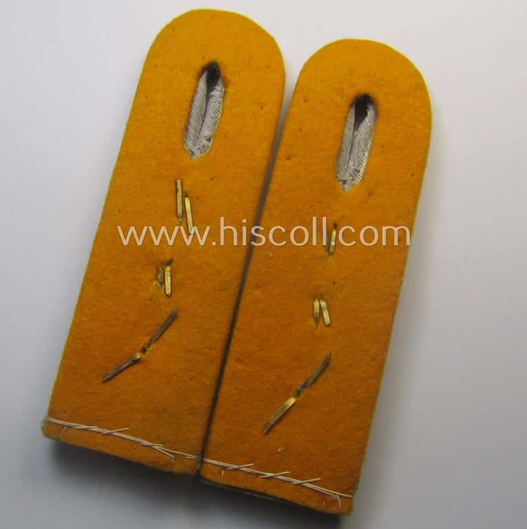Superb - and fully matching! - pair of WH (Heeres) officers'-pattern shoulderstraps piped in golden-yellow as was intended for usage by an: 'Oberleutnant des Kavallerie o. Aufklärungs-Schützen-Rgts. 6'