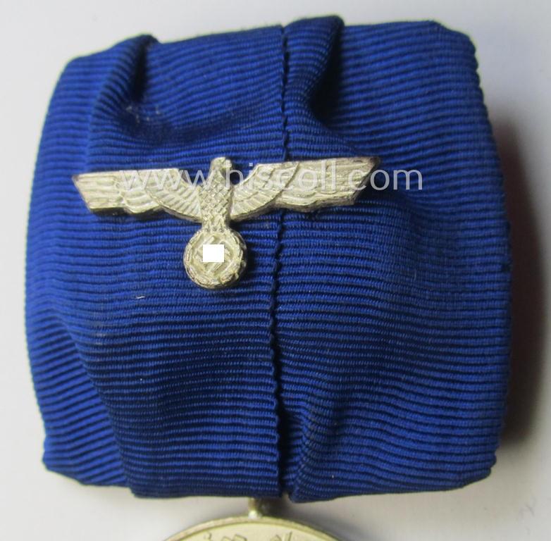 Bright silver-toned - and detachable! - WH (Heeres o. KM) so-called: 'Einzelspange' showing a: 'WH-Dienstauszeichnung 4. Stufe' (as was intended for 4 years of loyal-service) and that shows a detailed, Heeres o. KM-type-eagle-device, period-attac...