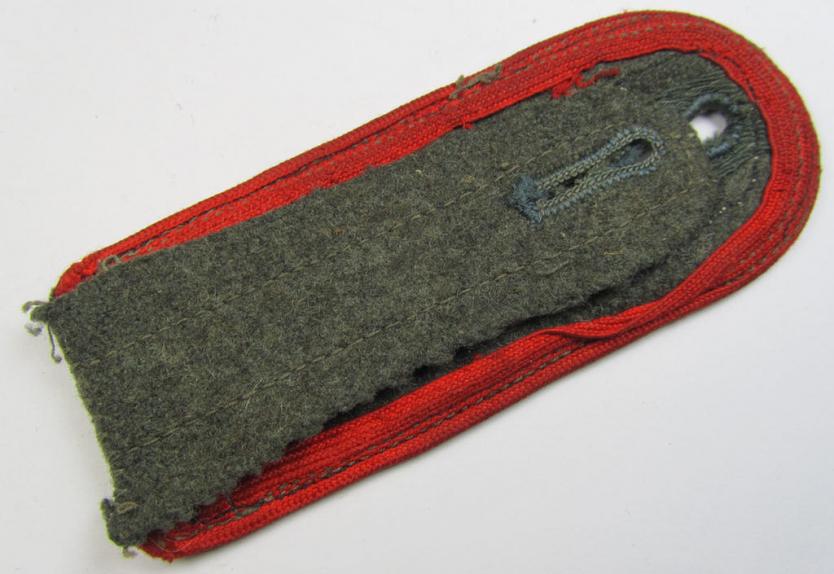 Single, later-war period (ie. so-called: 'M44'-pattern-), simplified, WH (Heeres) NCO-type shoulderstrap, as was intended for an: 'Unteroffizier eines (Sturm)Art.-Regiments'