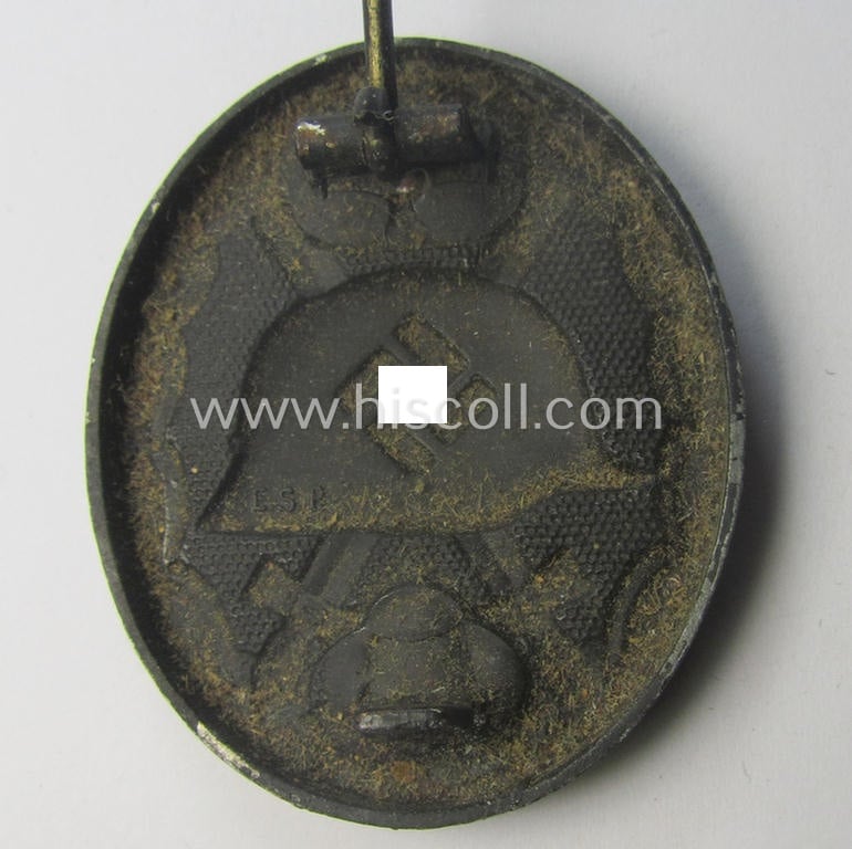 Maker- (ie. 'E.S.P.'-) marked example of a black-class wound-badge (or: 'Verwundeten-Abzeichen in Schwarz') being an example that was produced by the maker (ie. 'Hersteller') named: 'E.S.P.' (= 'E. Schmidthäußler - Pforzheim')