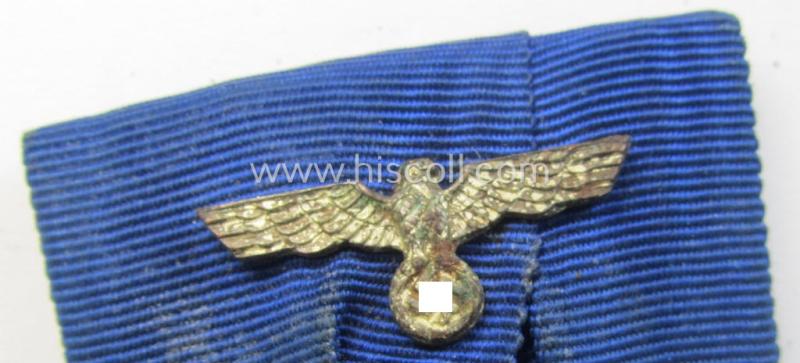 Attractive, silver-toned WH (Heeres o. KM) so-called: 'Einzelspange' showing a: 'WH-Dienstauszeichnung 4. Stufe' (as was intended for 4 years of loyal-service) and that shows a detailed, Heeres o. KM-type-eagle-device, period-attached