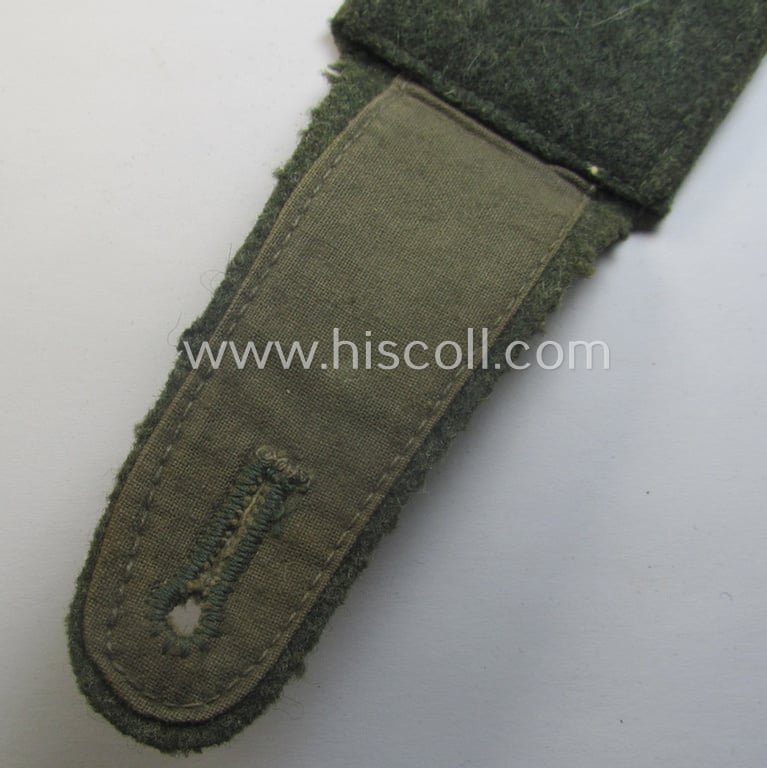 Single, 'cyphered' (and I deem early- ie. mid-war-period), WH (KM) EM-type shoulderstrap: 'Soldat eines Küsten-Artillerie-Abtlgs.'