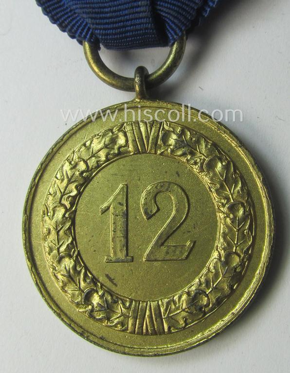 WH (Heeres o. KM) bright-golden-toned, 'WH-DA der 3. Klasse für 12 Jahre Dienstzeit' that comes mounted onto its accompanying ribbon (ie. 'Bandabschnitt') having a golden-toned eagle-device attached