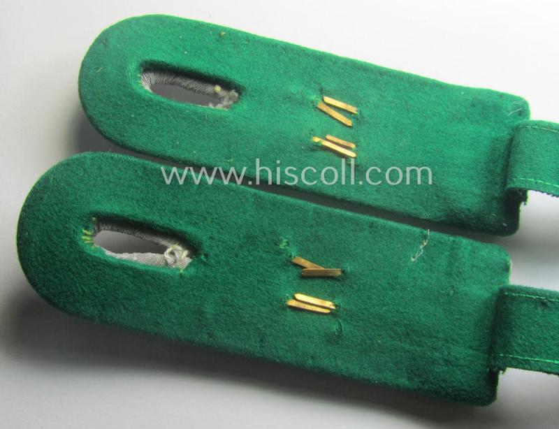 Pair of WH (Heeres) neatly 'cyphered', officers'-type shoulderboards as piped in the darker-green-coloured branchcolour as was intended for usage by an: 'Leutnant des Gebirgsjäger Rgts. 99'