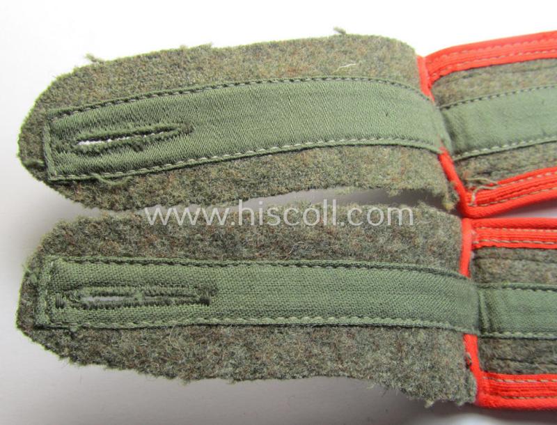 Attractive - and fully matching! - pair of later-war-period, WH (Heeres) so-called: 'M44'-style-, 'simplified', enlisted-mens'-type shoulderstraps as was intended for a: 'Soldat der (Sturm)Artillerie-Truppen'