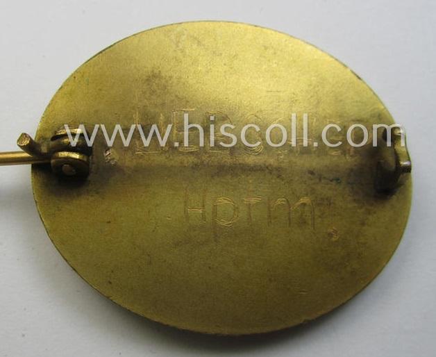 Luxuriously-styled - albeit moderately used- and/or worn and period-engraved! - 'Verwundeten-Abzeichen in Gold' being a typical non-maker-marked- and/or: 'Buntmetall'-based example as was (I deem) produced by the maker: 'Hauptmünzamt Wien'