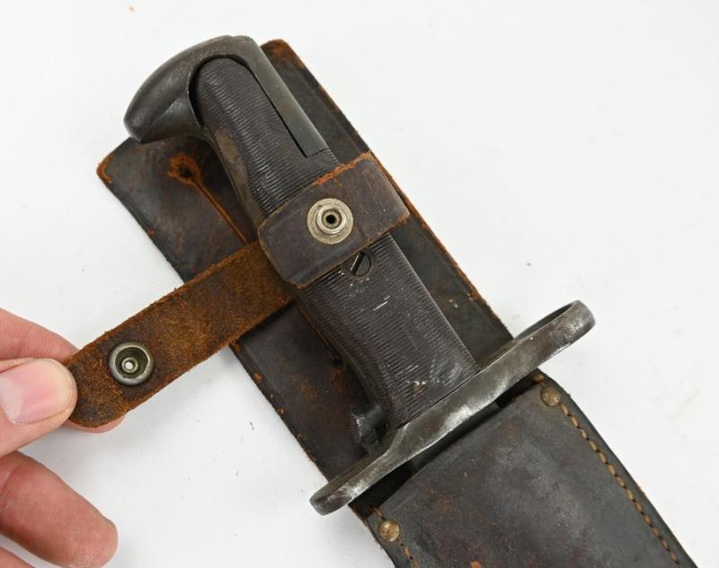 US WW2 M1 Garand Bayonet with Leather Scabbard