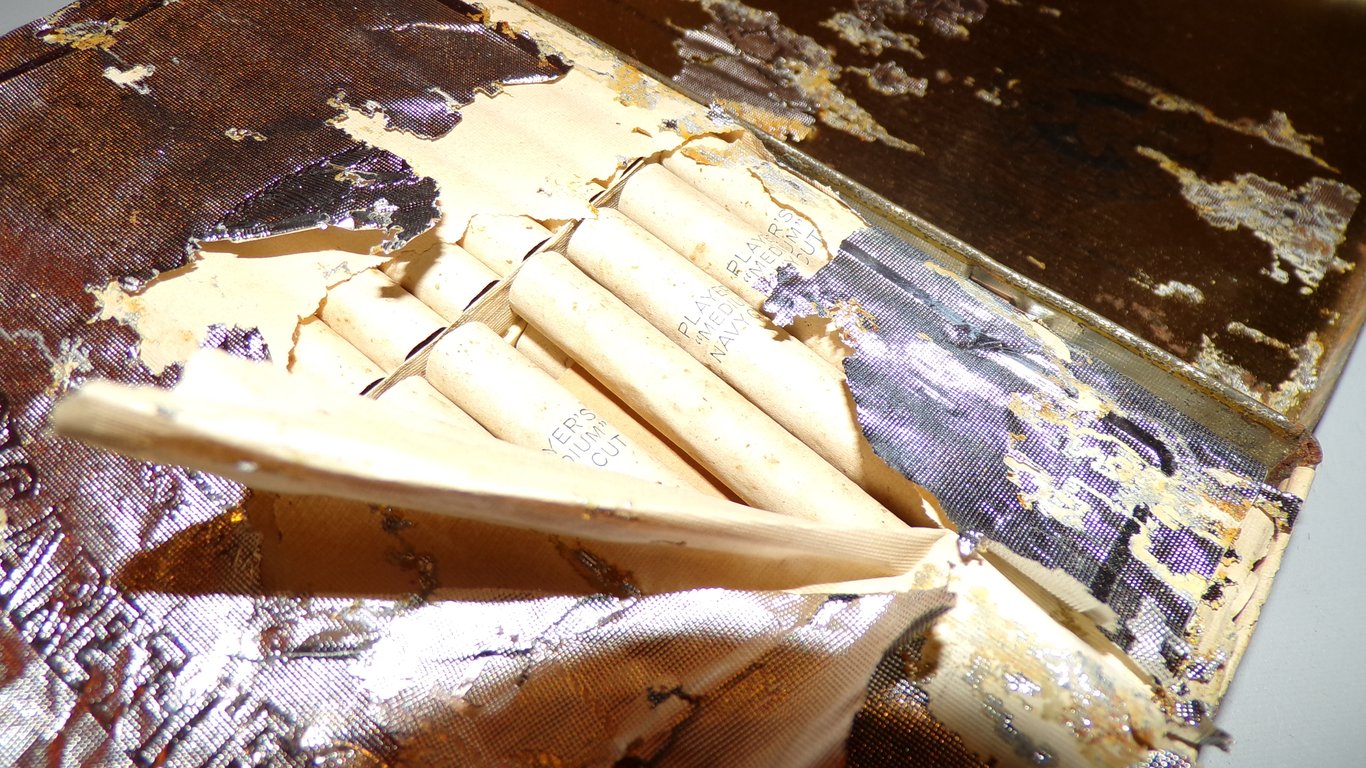 1940's Tin of Player's Navy Cut cigarettes