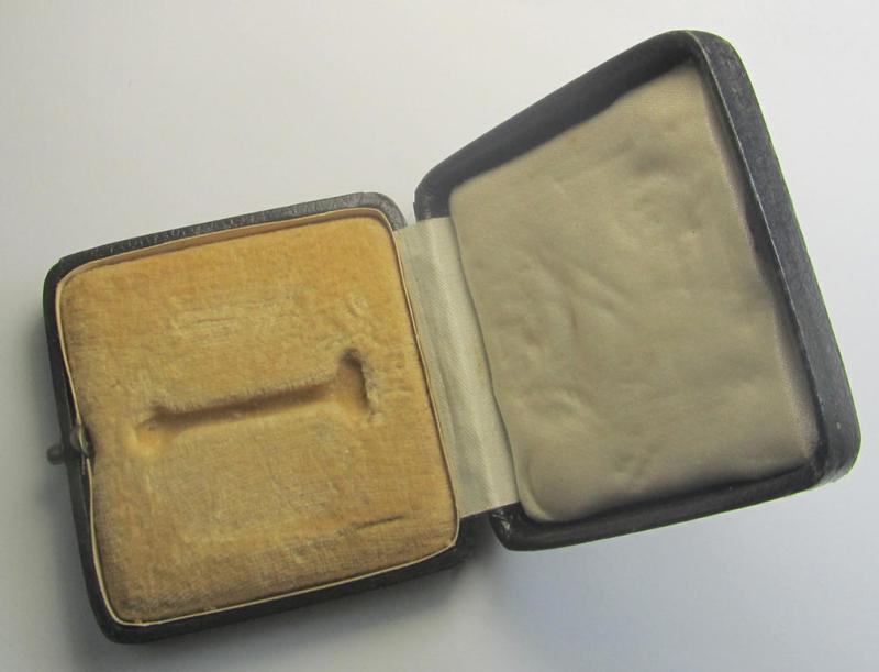Attractive - albeit empty! - luxuriously-styled etui as was specifically intended to store an: 'Eisernes Kreuz 1. Klasse' (or: Iron Cross 1st class) that comes in an overall nicely preserved condition