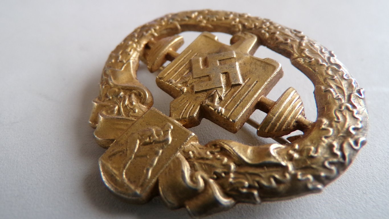 NSRL Heavy Athletics Badge in gold