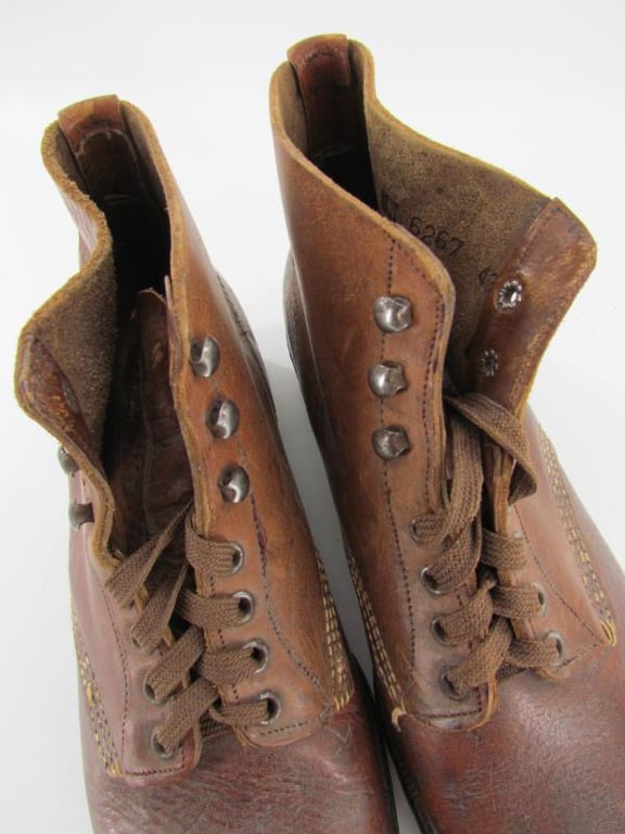 Low Boots ( Schnurschuhe ) with hobnails