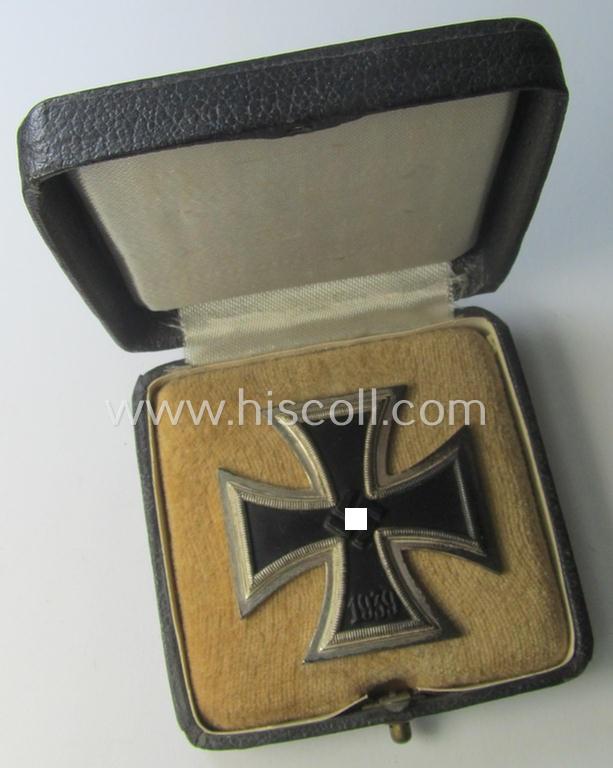 'Eisernes Kreuz 1. Kl.' (or: Iron Cross 1st class) being a (typical) maker- (ie. '100'-) marked example as was produced by the maker (ie. 'Hersteller'): 'R. Wächtler u. Lange' and that comes in its original etui as issued