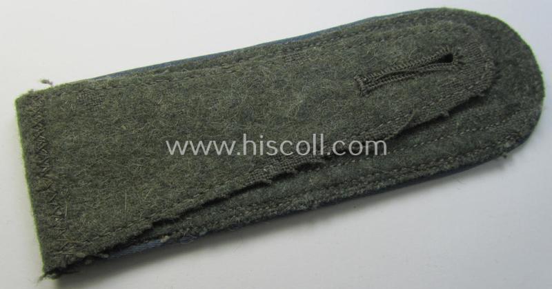 Single - I deem mid-war-period - so-called: 'M41 o. M43'-pattern, WH (Heeres) NCO-type shoulderstrap as piped in the light-blue-coloured branchcolour as was intended for usage by an: 'Uffz. der Nachschub-Truppen'