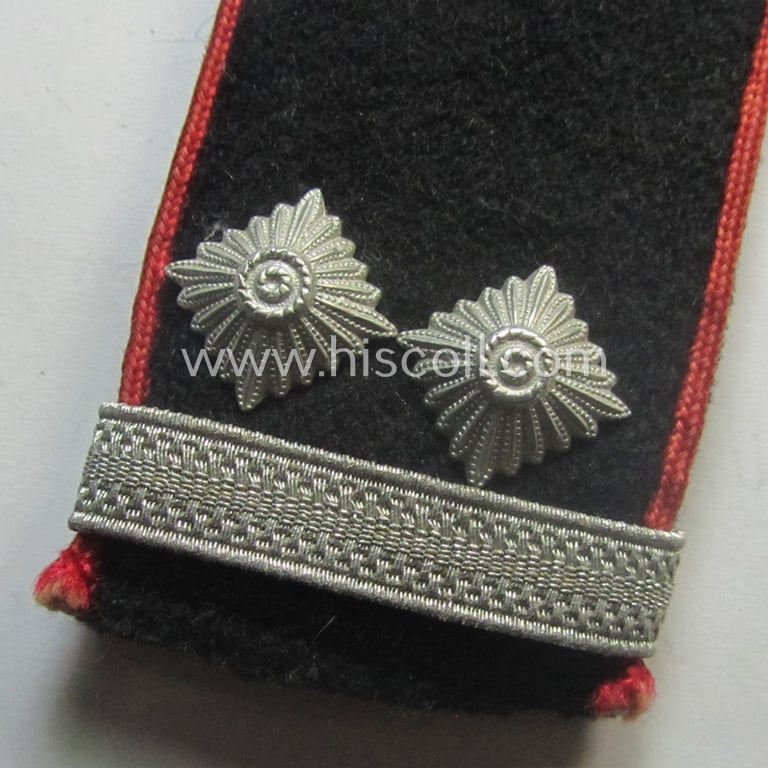 Superb - single but nevertheless rarely found! - crimson-red-piped and neatly 'cyphered': 'Allgemeine' HJ ('Hitlerjugend') shoulderstrap as was intended for - and worn by! - an: 'Oberscharführer' being a designated staff-member for the district '34'