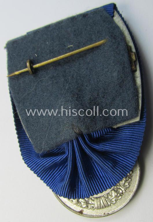 Bright silver-toned WH (Luftwaffe) so-called: 'Einzelspange' showing a: 'WH-Dienstauszeichnung 4. Stufe' (as was intended for 4 years of loyal-service) and that shows a detailed, Luftwaffe-type-eagle-device, period-attached