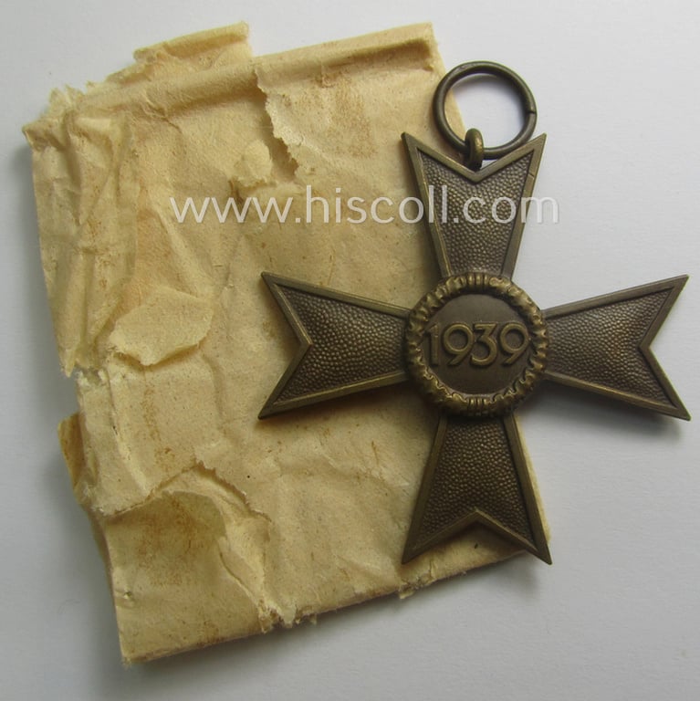 Superb, medal-set: 'Kriegsverdienstkreuz 2. Klasse ohne Schwertern', being a clearly maker- (ie. '1'-) marked specimen by the: 'Deschler u. Sohn' company that comes in a 'virtually mint- ie. unissued', condition