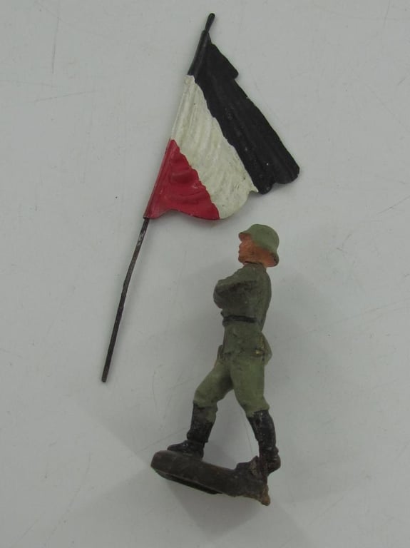 Lineol - standard bearer marching, with national flag
