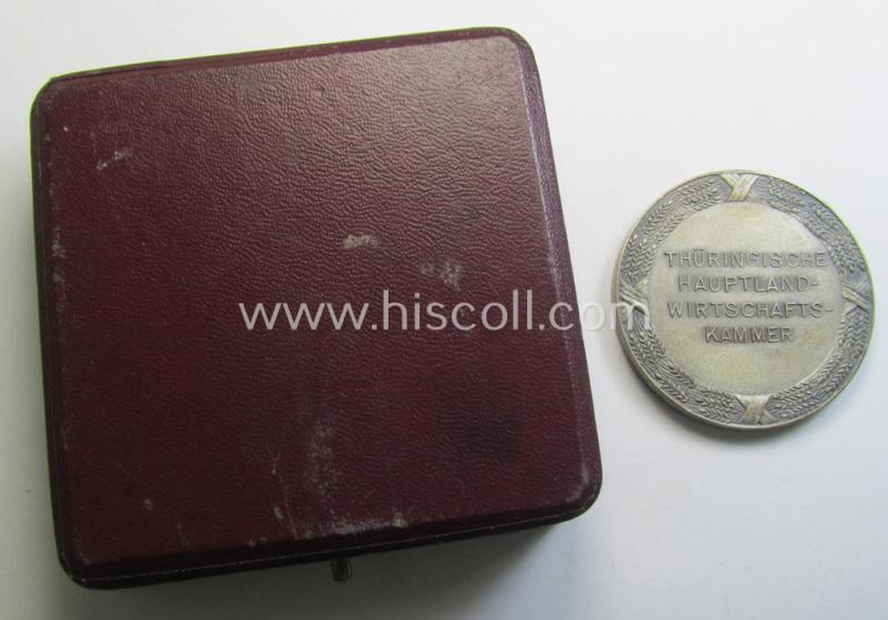 Unusual, silverish-toned 'TR'-period commemorative-award-plaque depicting a kneeling woman and entitled: 'Thüringsche Hauptland-Wirtschafts-Kammer' and that comes stored in its period- and 'Carl Poellath'-marked etui